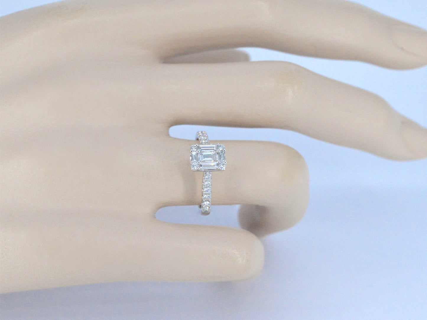 Entourage ring met baguette en Briljant geslepen diamanten