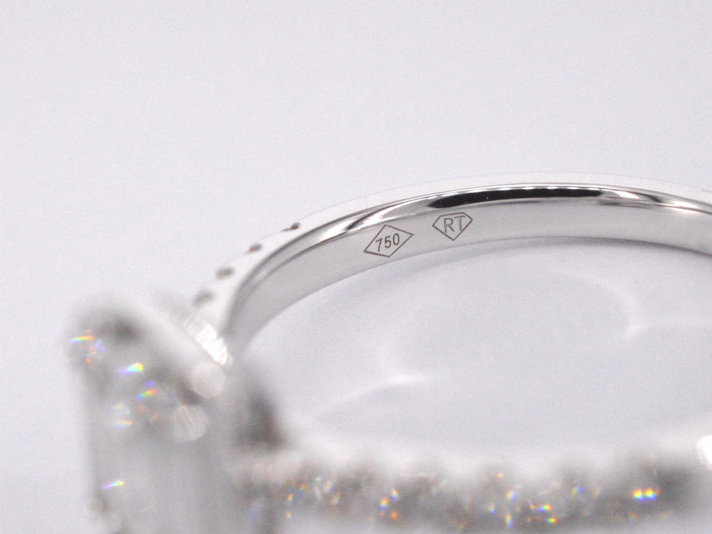 Entourage ring met baguette en Briljant geslepen diamanten