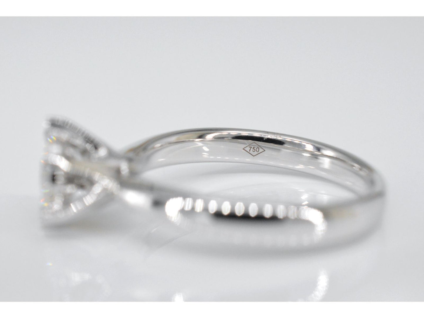 Solitärring aus Weißgold mit Diamanten