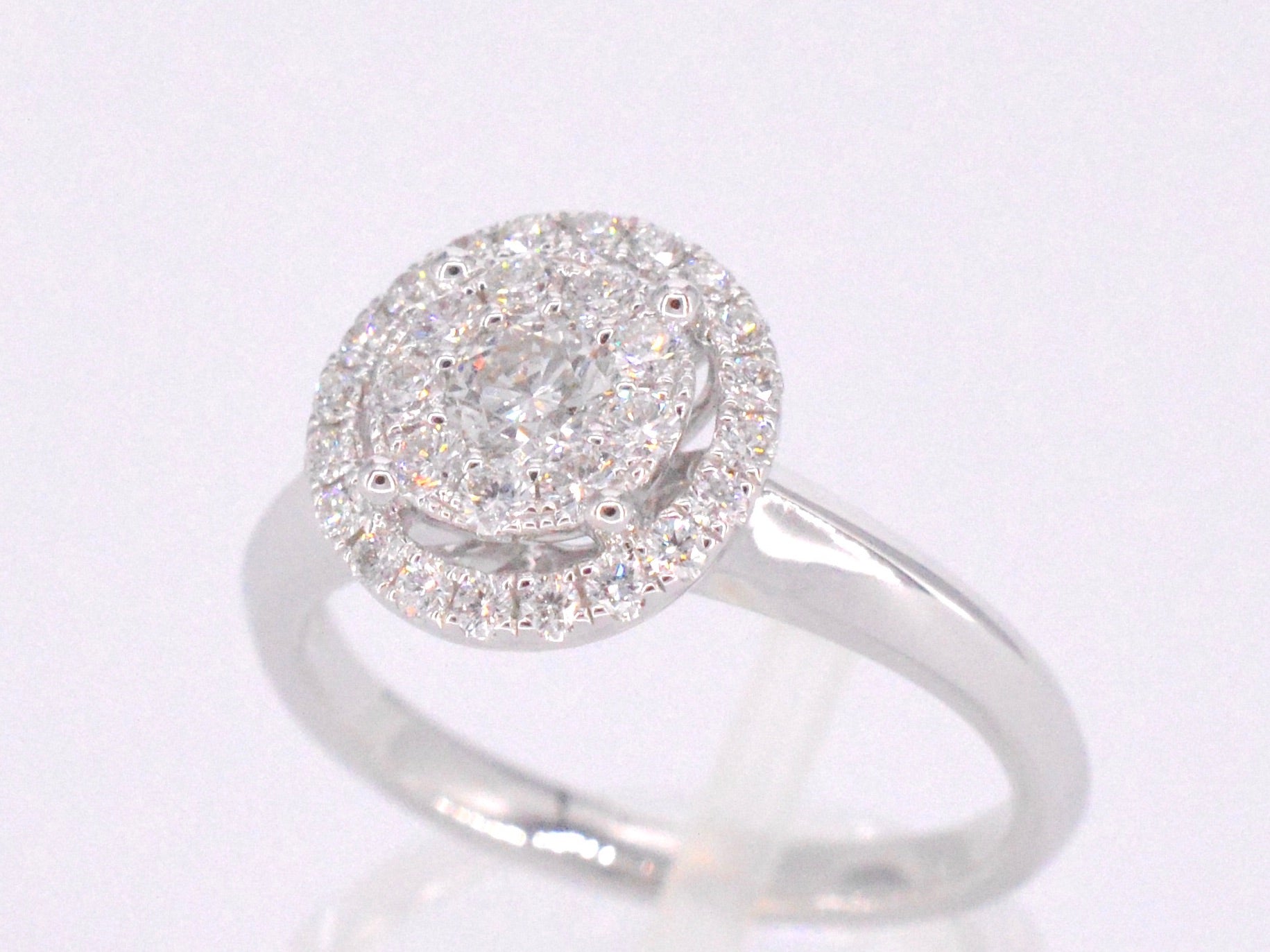 Witgouden entourage ring vol gezet met diamanten 1024-4