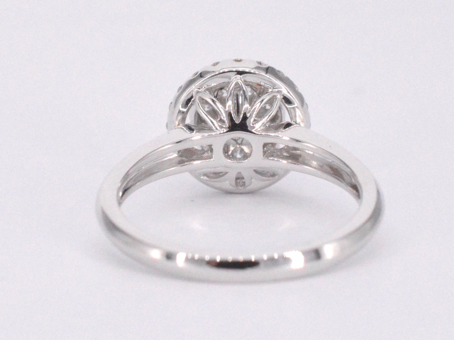 Witgouden entourage ring vol gezet met diamanten 1024-10