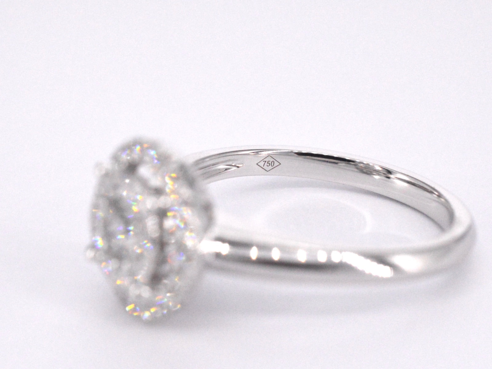 Witgouden entourage ring vol gezet met diamanten 1024-13