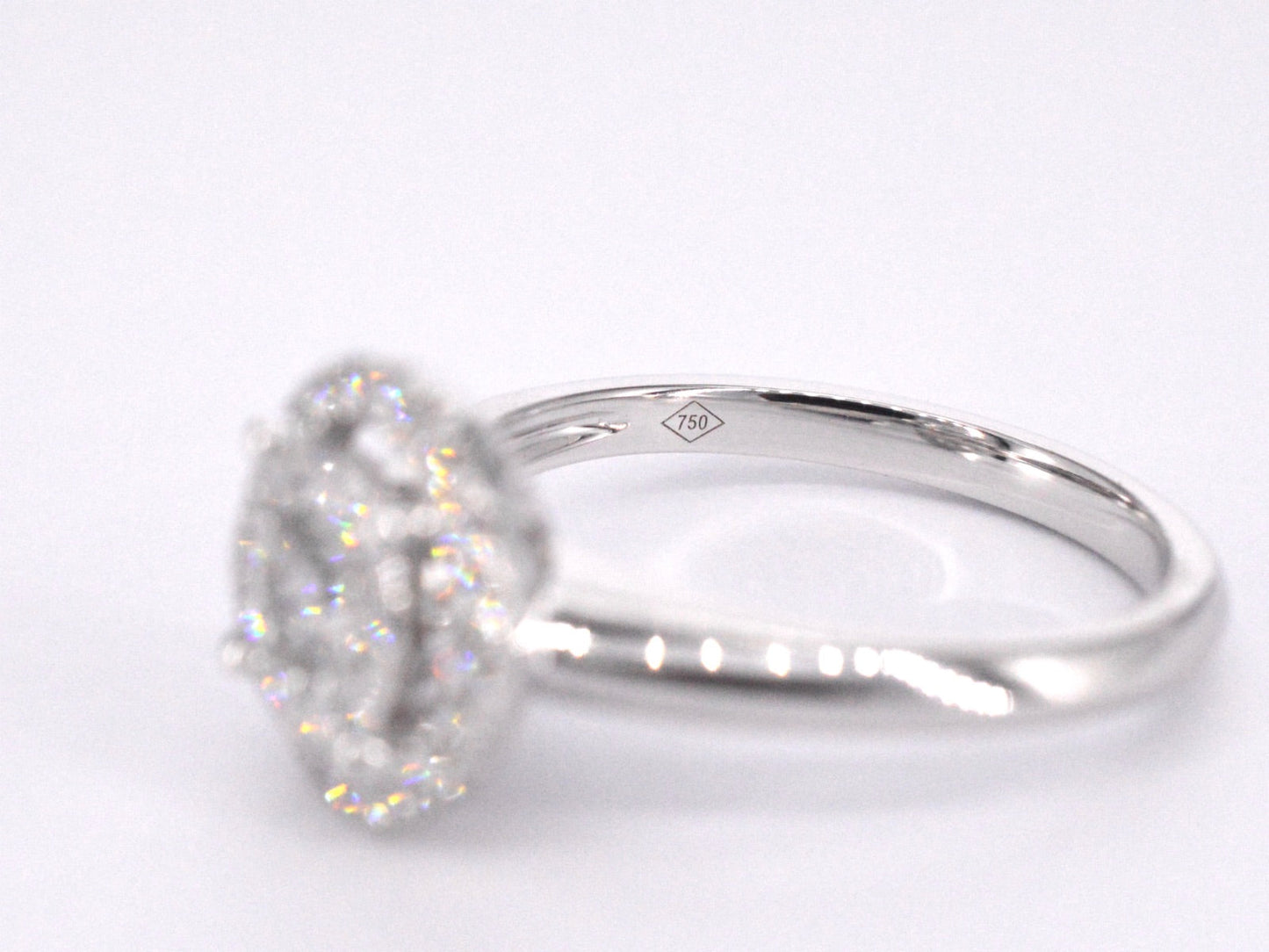 Witgouden entourage ring vol gezet met diamanten