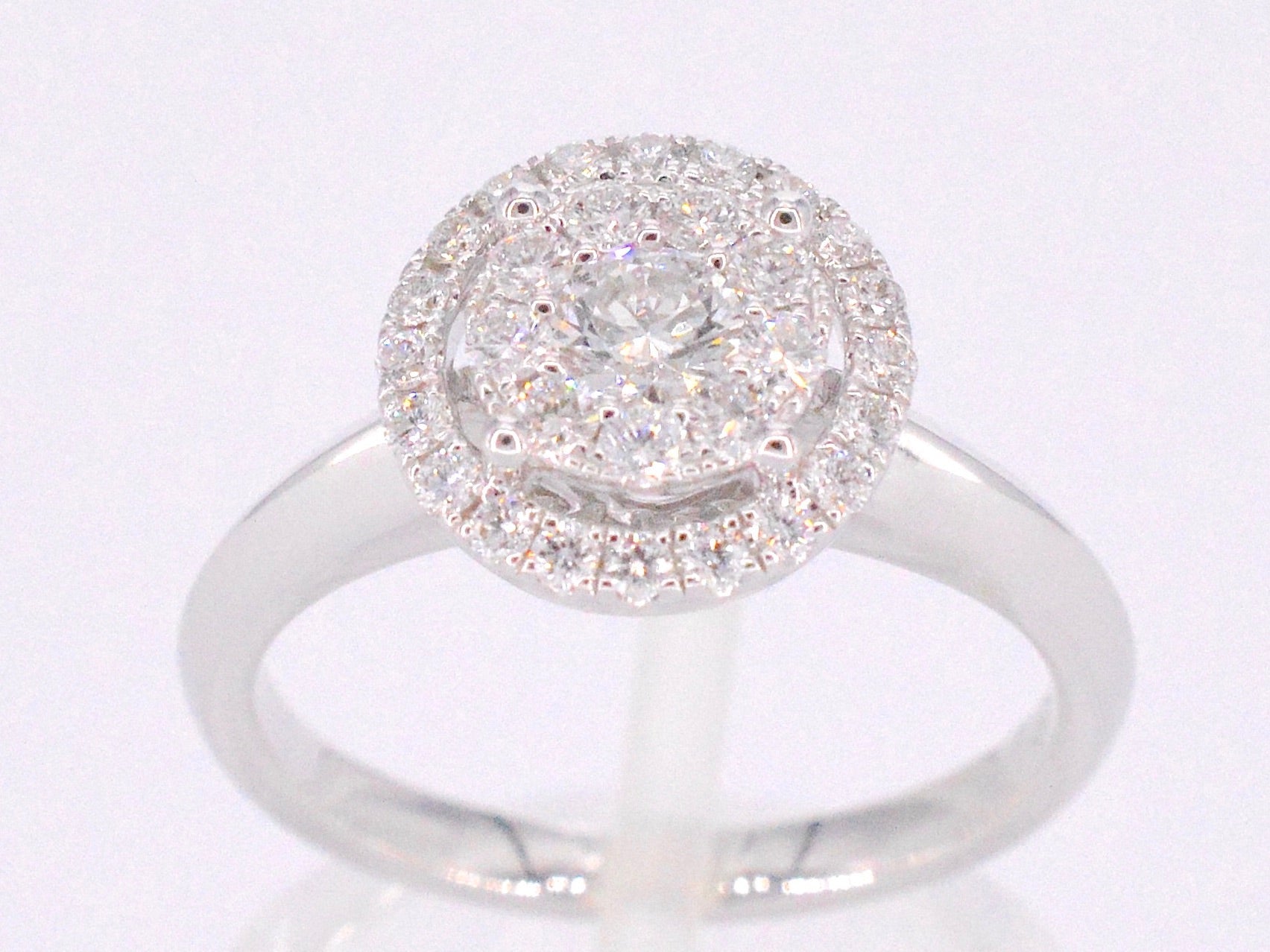 Witgouden entourage ring vol gezet met diamanten 1024-15