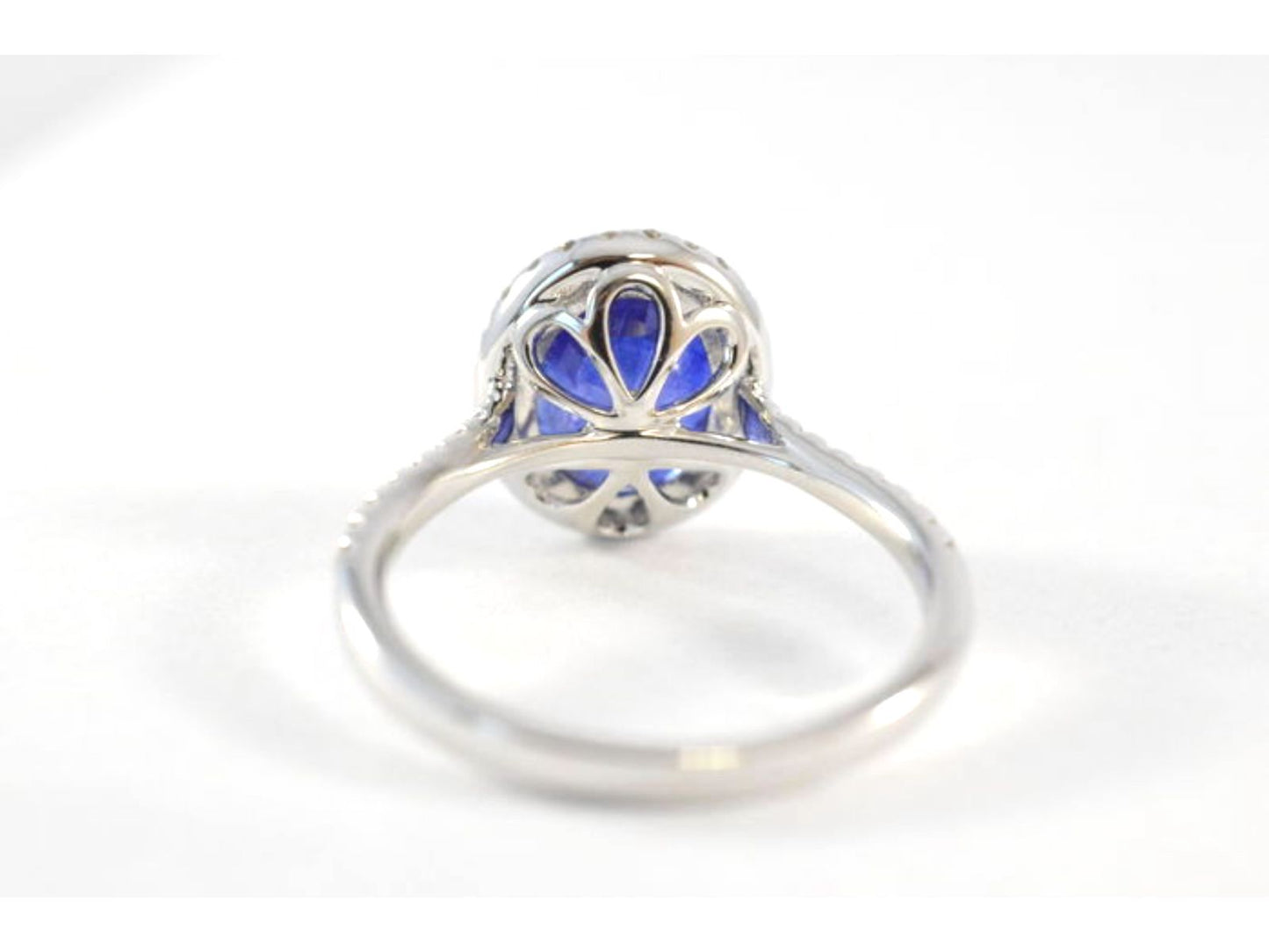Witgouden entourage ring met diamanten en saffier