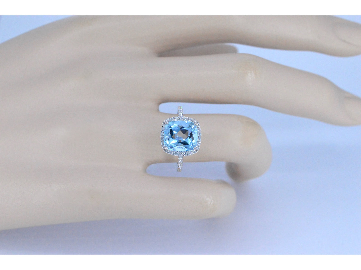 Witgouden entourage ring met kussenvormig geslepen topaas