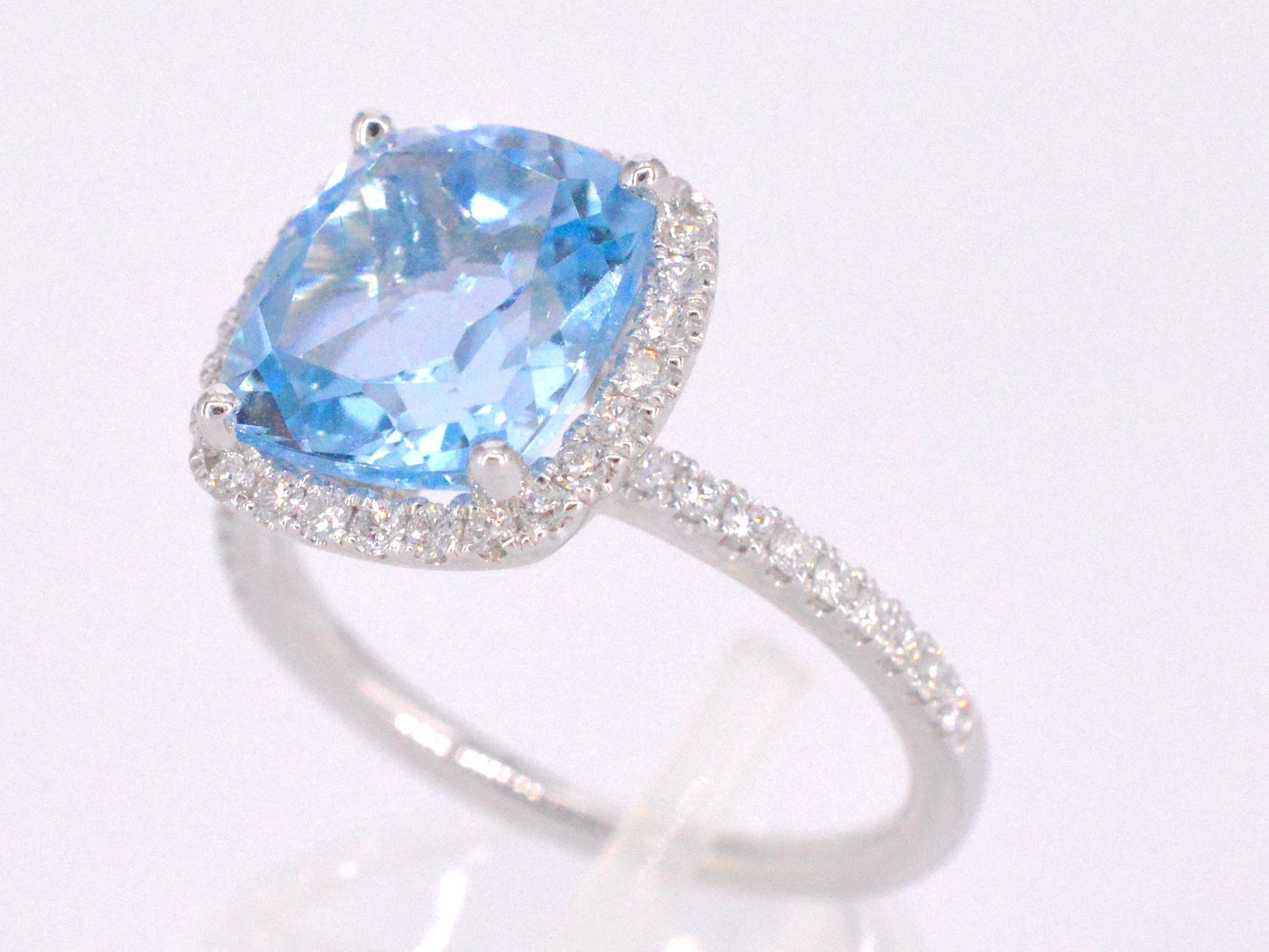 Witgouden entourage ring met kussenvormig geslepen topaas