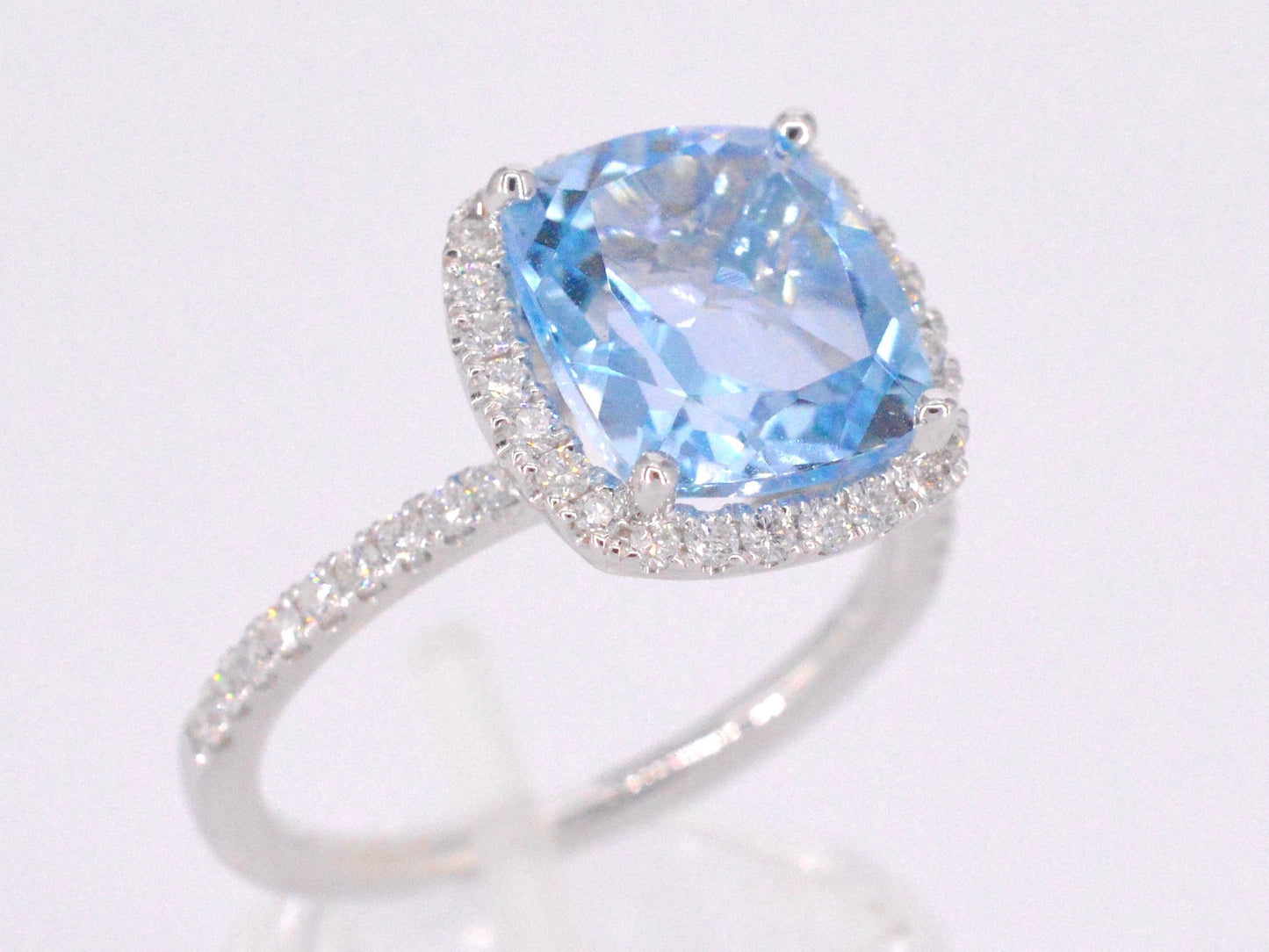 Witgouden entourage ring met kussenvormig geslepen topaas