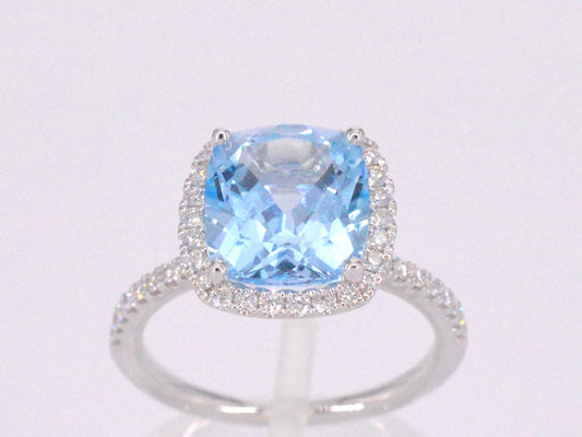 Witgouden entourage ring met kussenvormig geslepen topaas