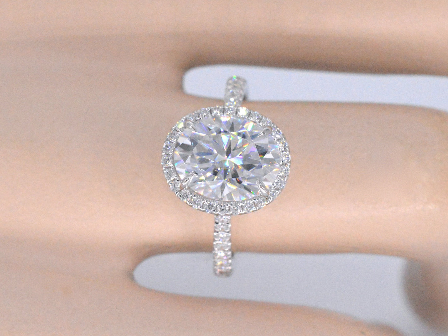 Witgouden entourage ring met diamanten en een gemaakte ovale briljant