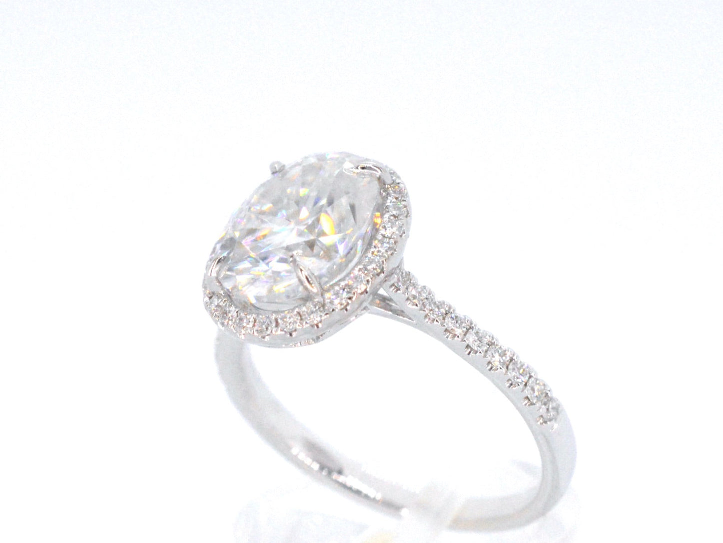 Witgouden entourage ring met diamanten en een gemaakte ovale briljant