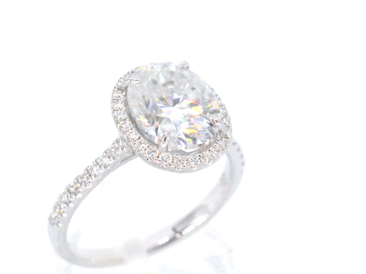 Witgouden entourage ring met diamanten en een gemaakte ovale briljant