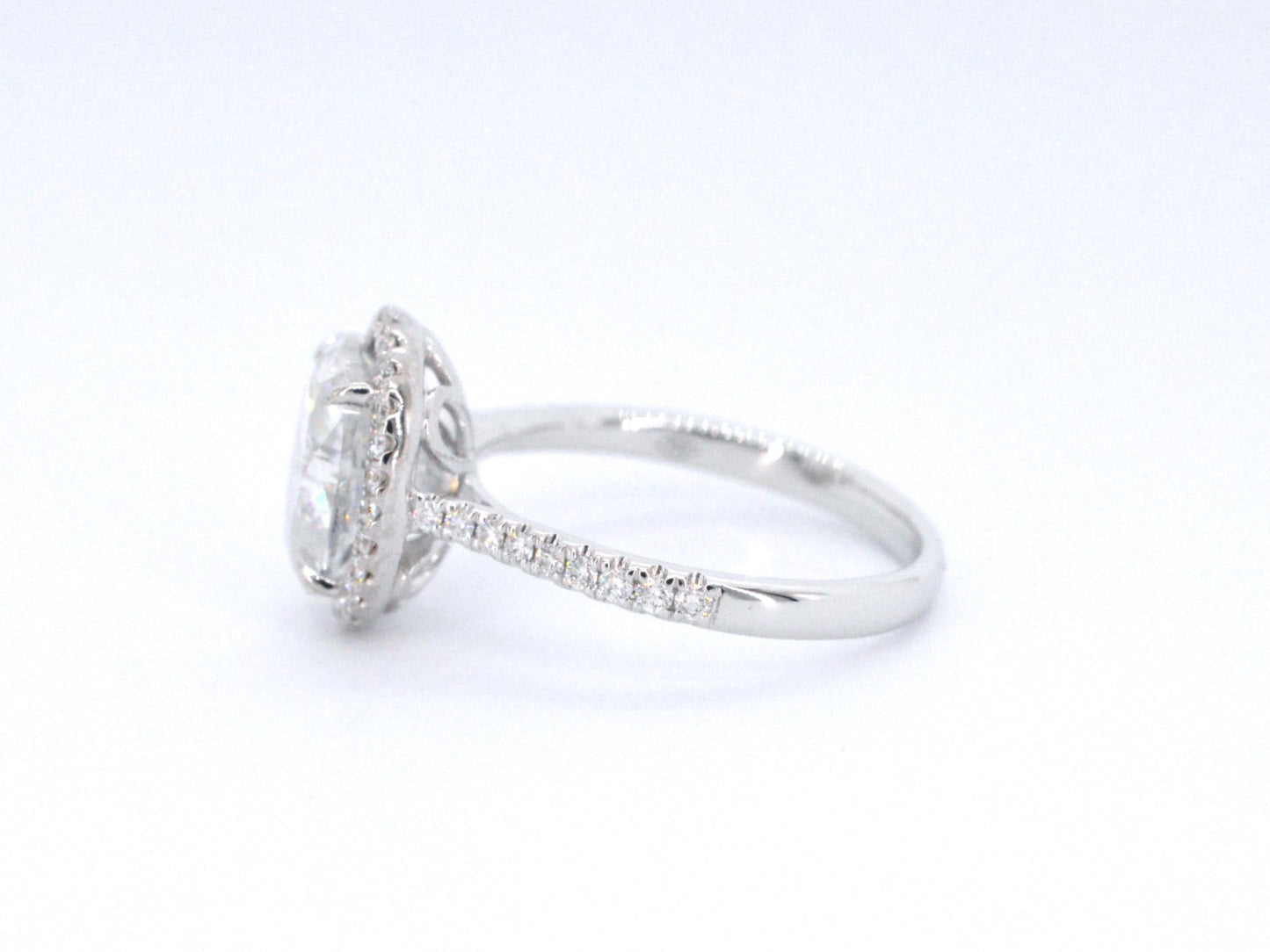 Witgouden entourage ring met diamanten en een gemaakte ovale briljant