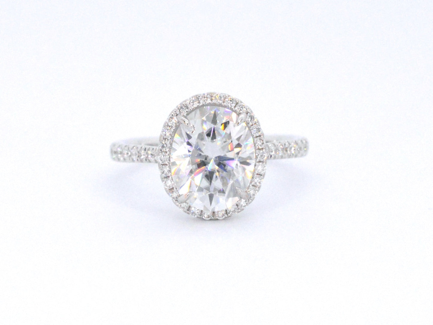 Witgouden entourage ring met diamanten en een gemaakte ovale briljant