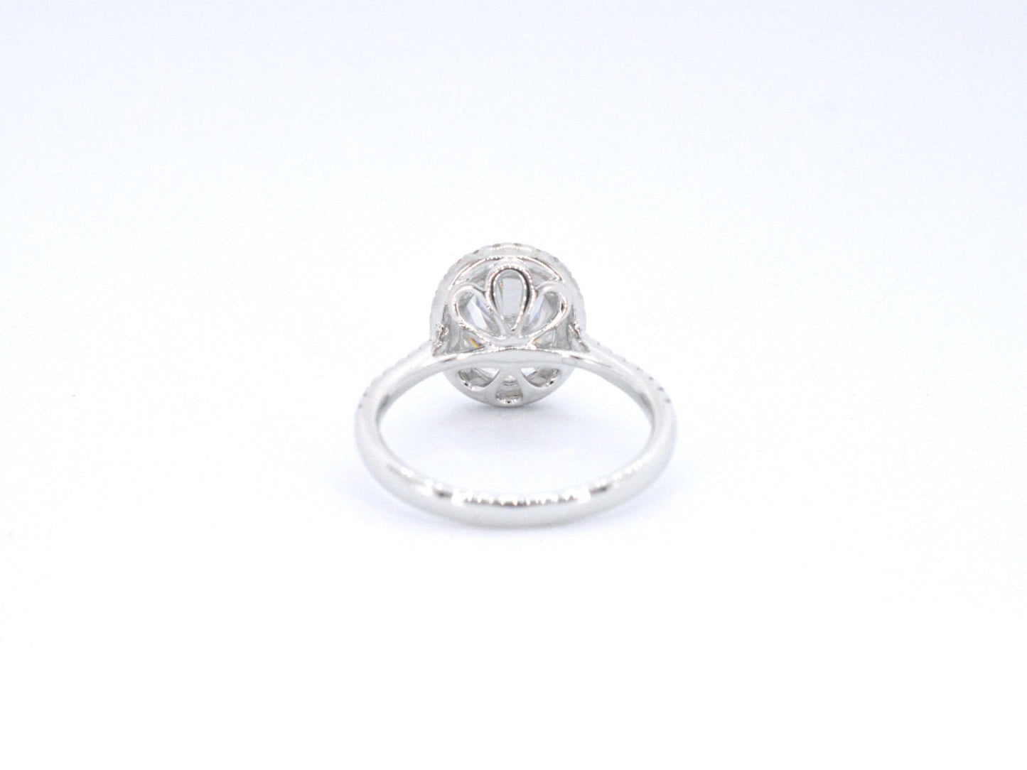 Witgouden entourage ring met diamanten en een gemaakte ovale briljant