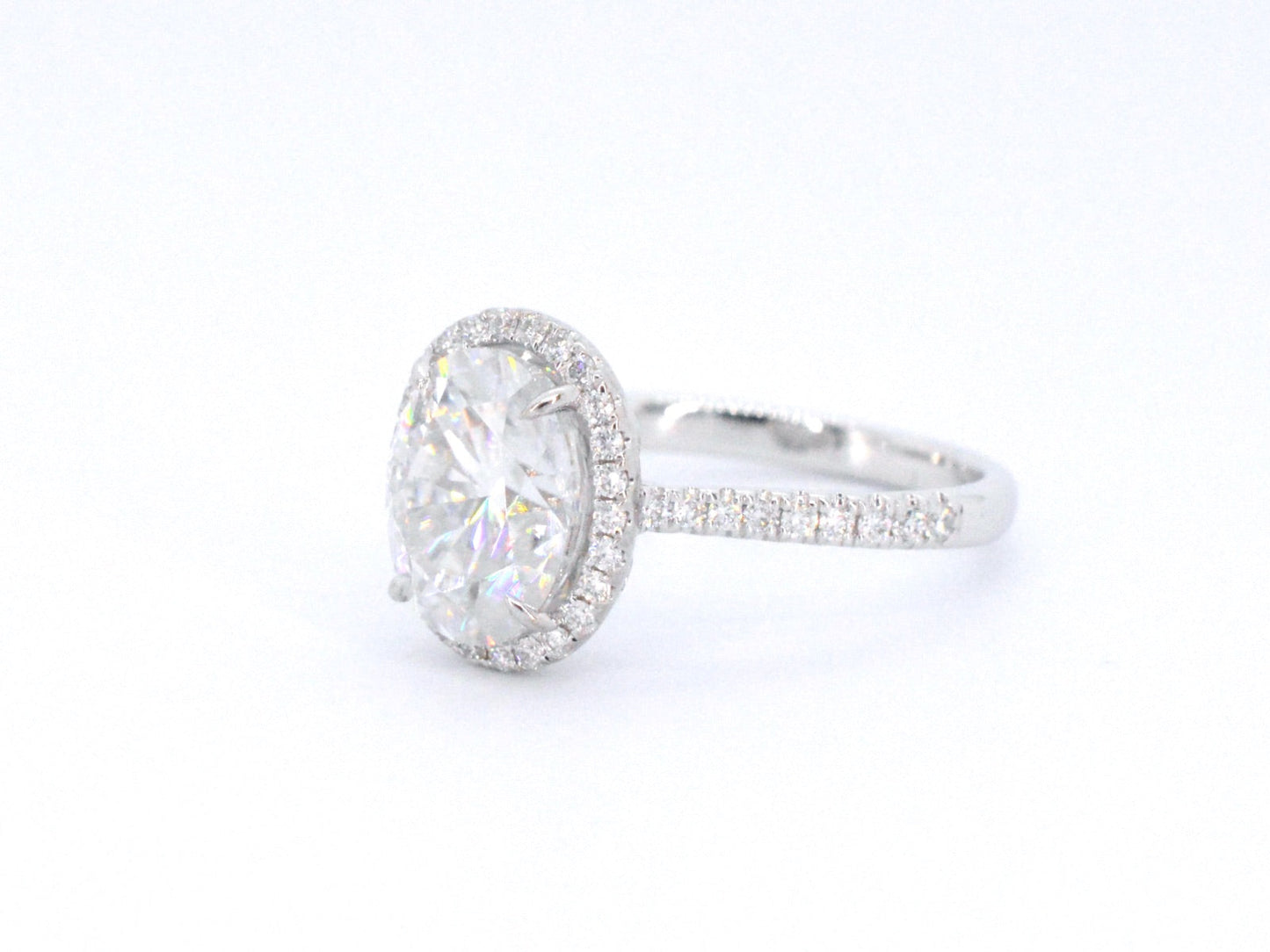 Witgouden entourage ring met diamanten en een gemaakte ovale briljant