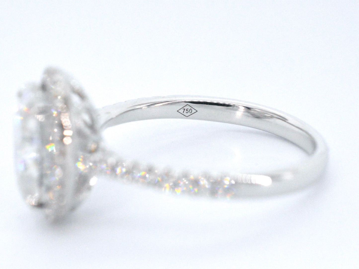 Witgouden entourage ring met diamanten en een gemaakte ovale briljant