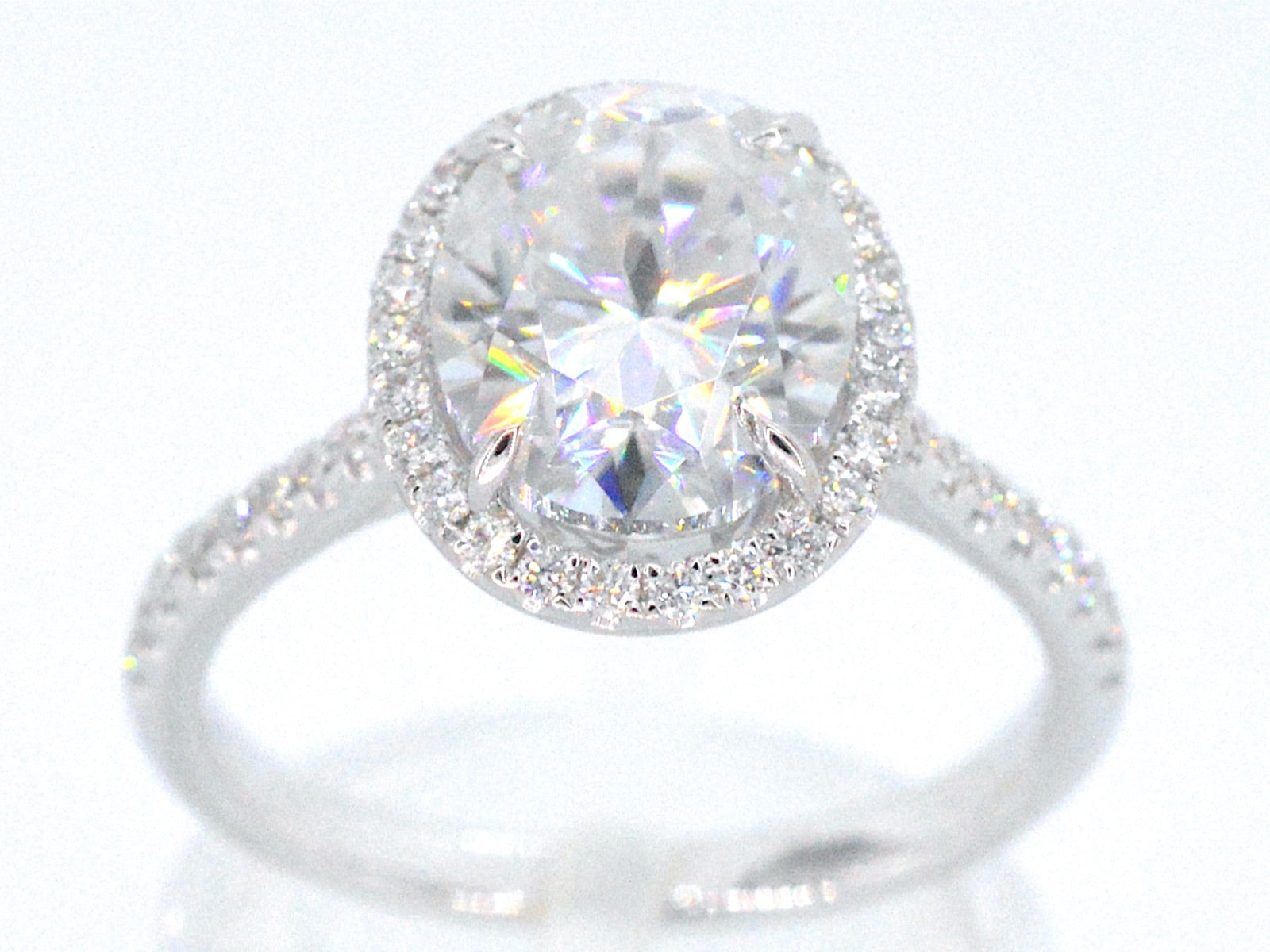 Witgouden entourage ring met diamanten en een gemaakte ovale briljant