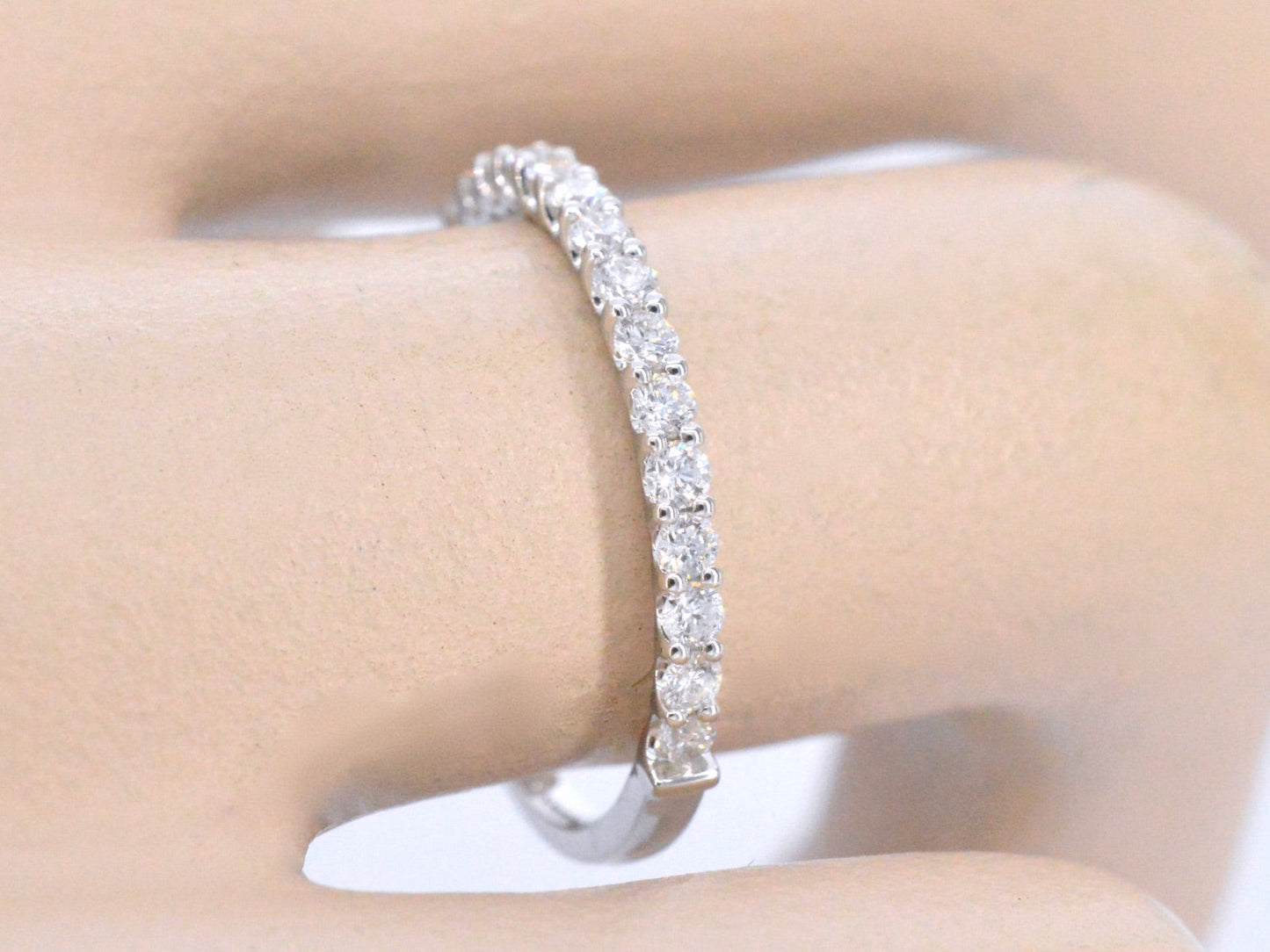 Witgouden rijring bezet met briljant geslepen diamanten