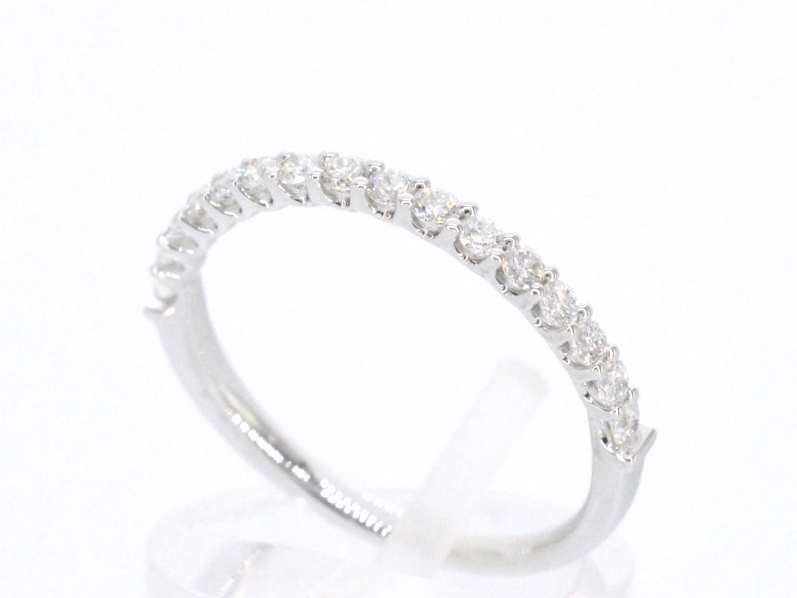 Witgouden rijring bezet met briljant geslepen diamanten 1034-1