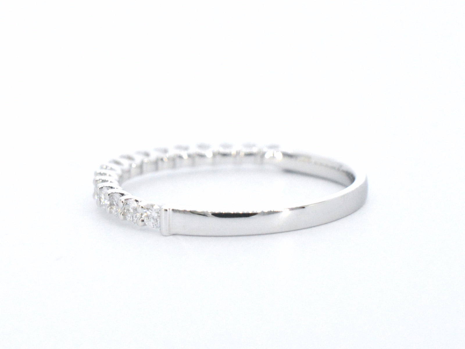 Witgouden rijring bezet met briljant geslepen diamanten 1034-3