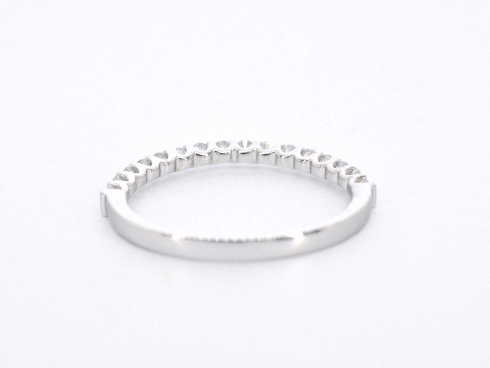 Witgouden rijring bezet met briljant geslepen diamanten 1034-5