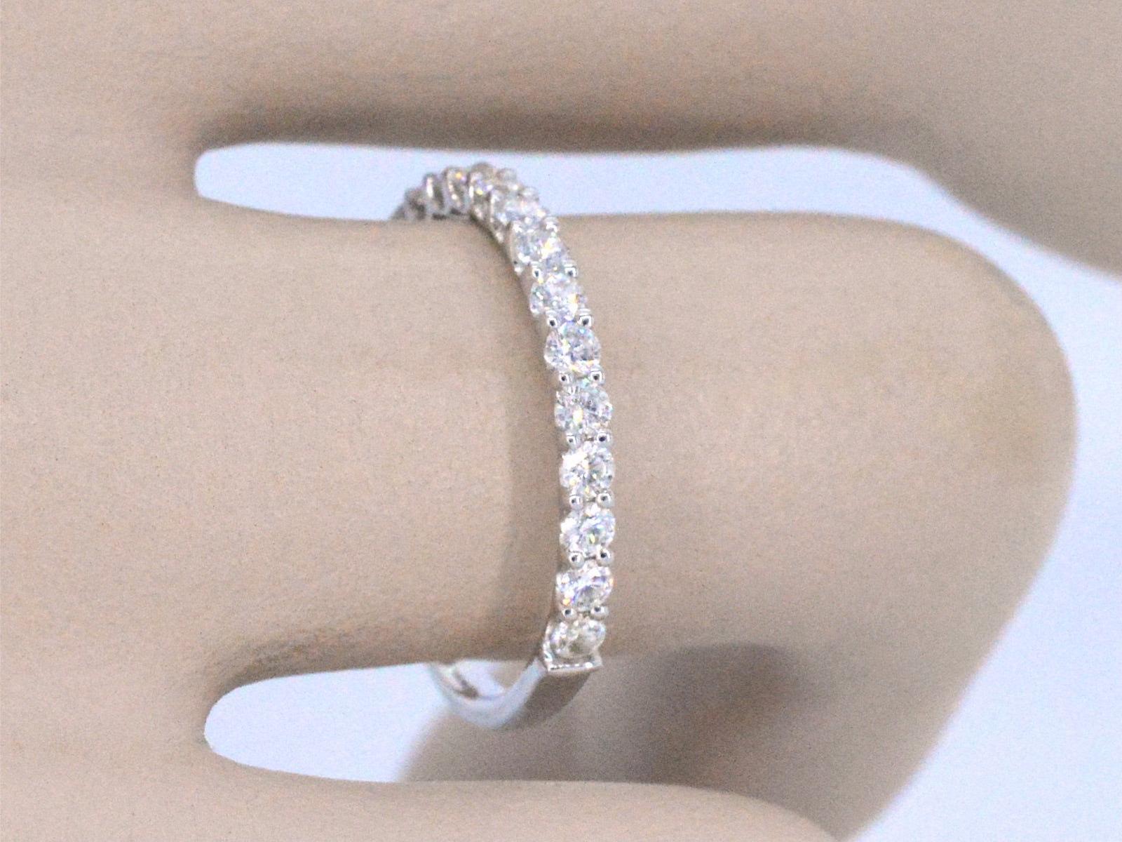 Witgouden rijring bezet met briljant geslepen diamanten