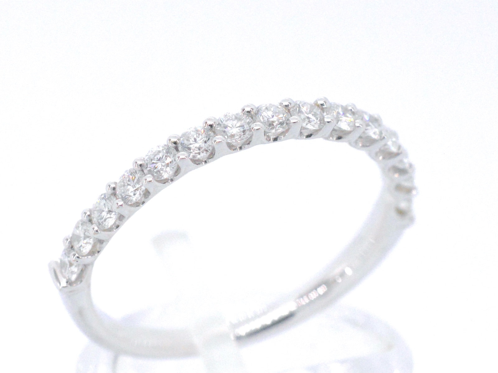 Witgouden rijring bezet met briljant geslepen diamanten 1035-2