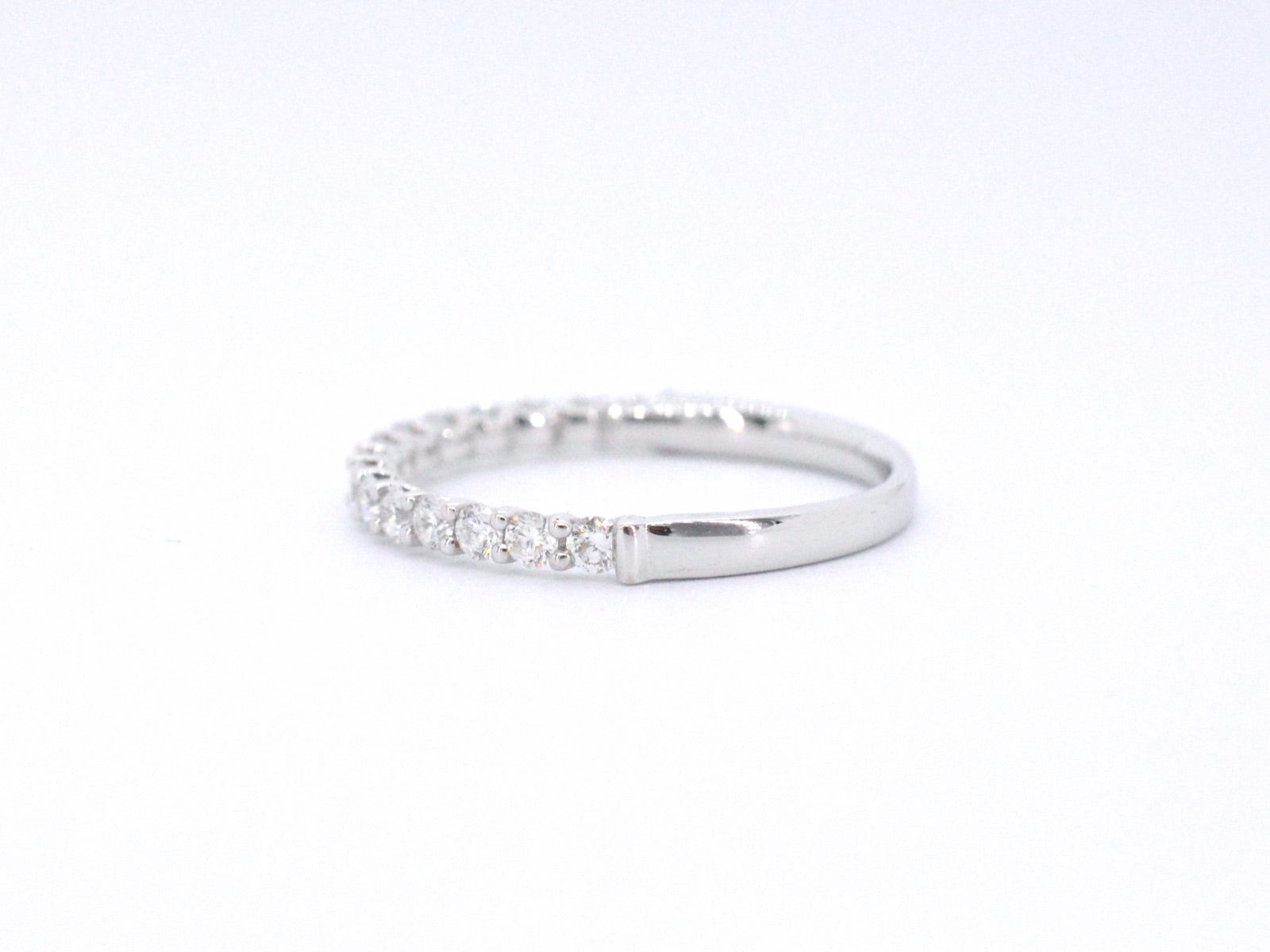 Witgouden rijring bezet met briljant geslepen diamanten 1035-3