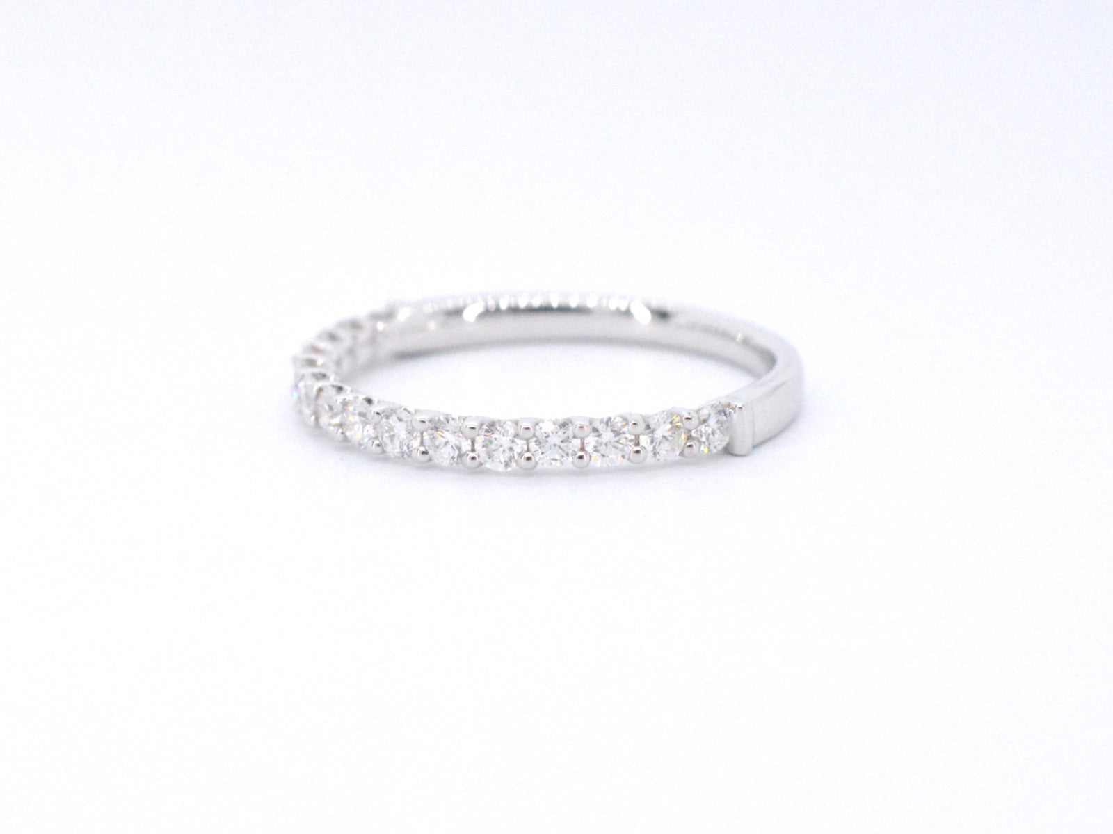 Witgouden rijring bezet met briljant geslepen diamanten 1035-6