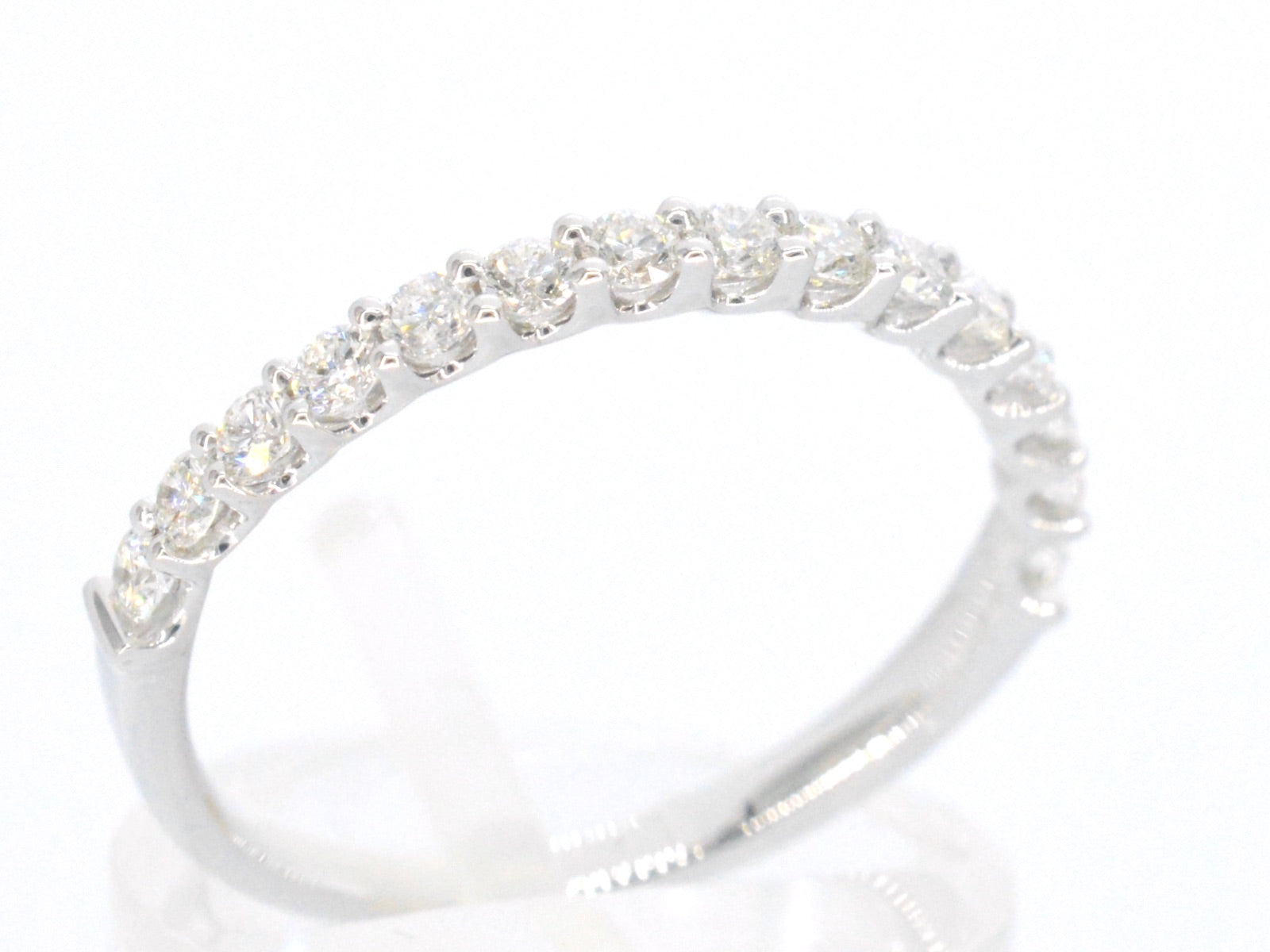 Witgouden rijring bezet met briljant geslepen diamanten 1036-2