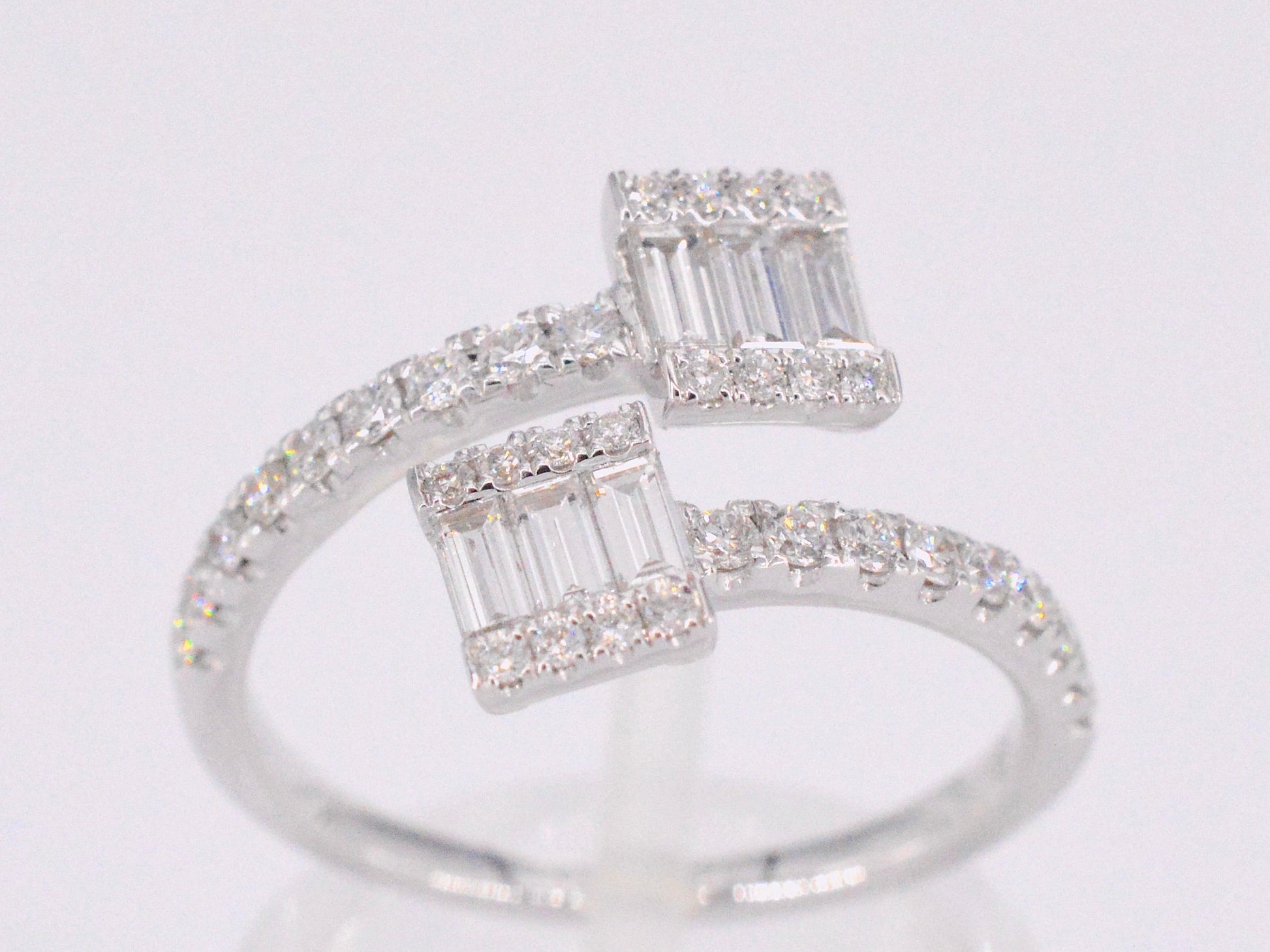Witgouden design ring met briljant en baguette