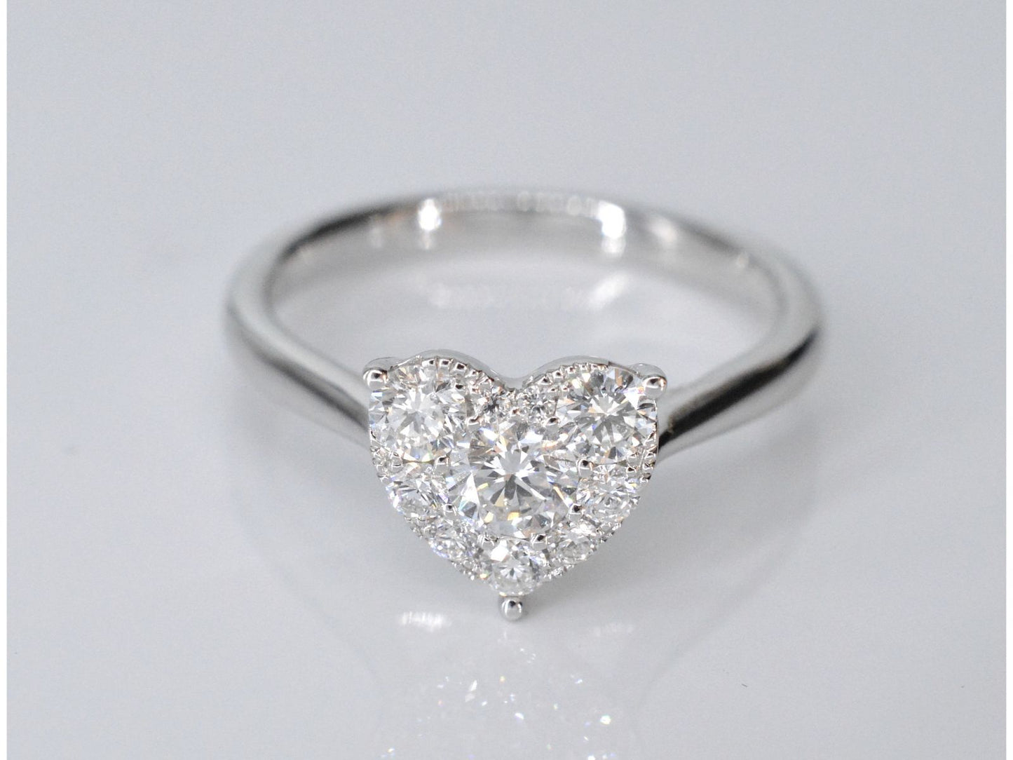 Witgouden ring met diamanten in hart vorm