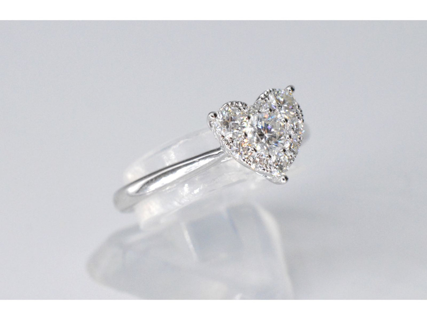 Witgouden ring met diamanten in hart vorm