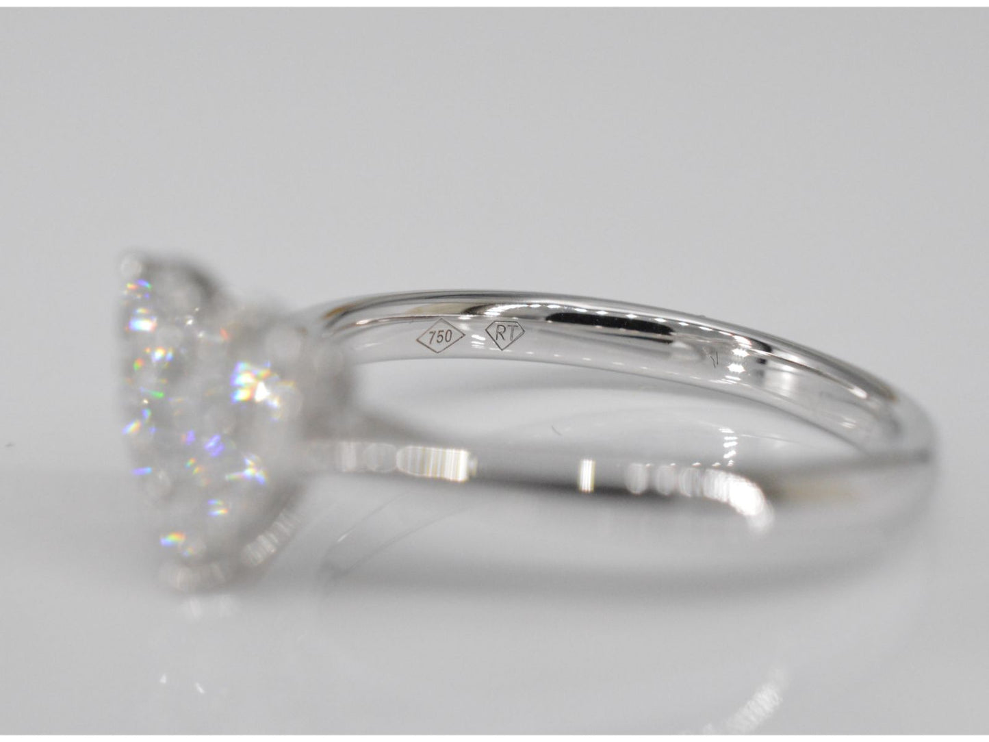 Witgouden ring met diamanten in hart vorm