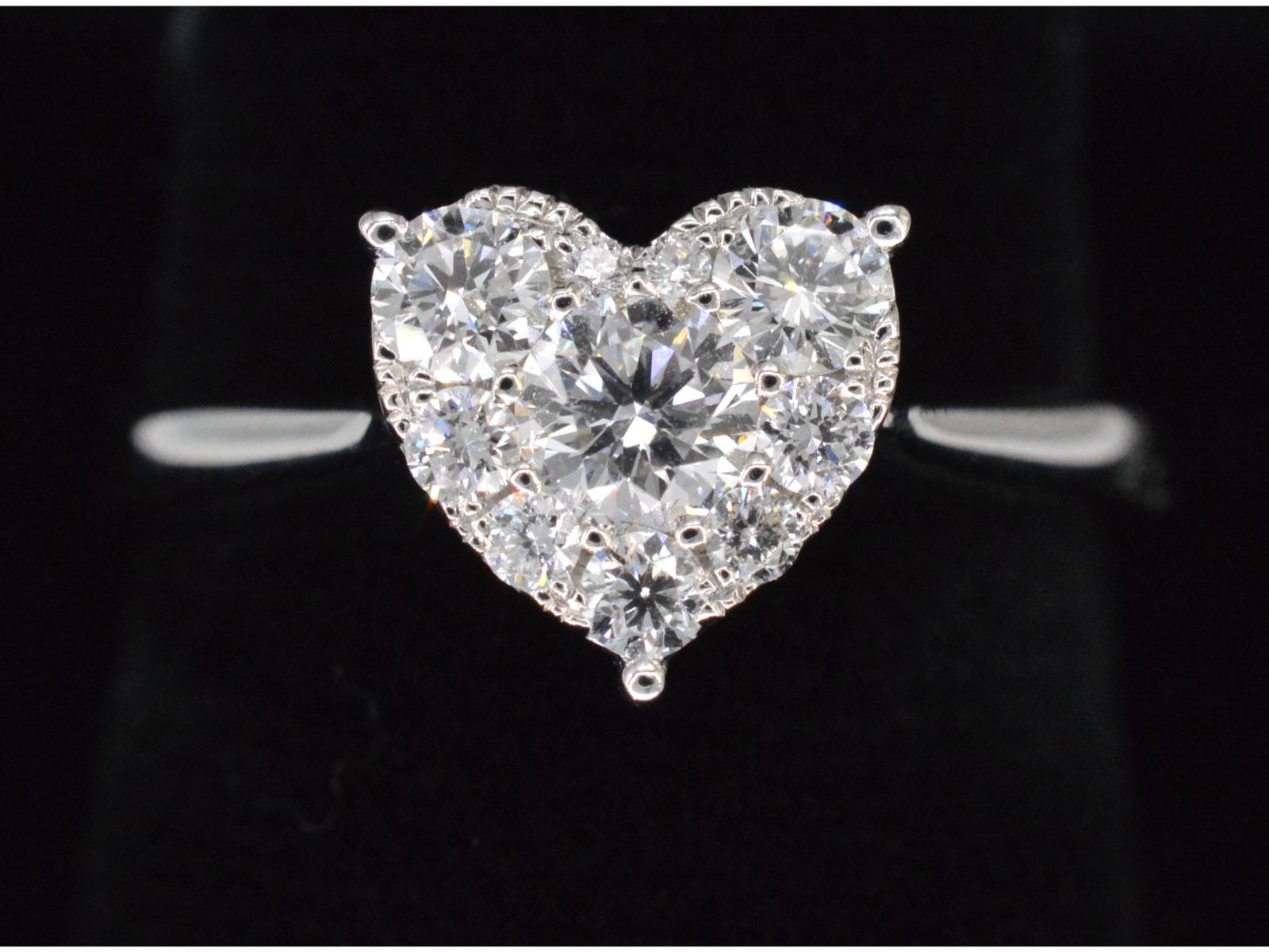 Witgouden ring met diamanten in hart vorm