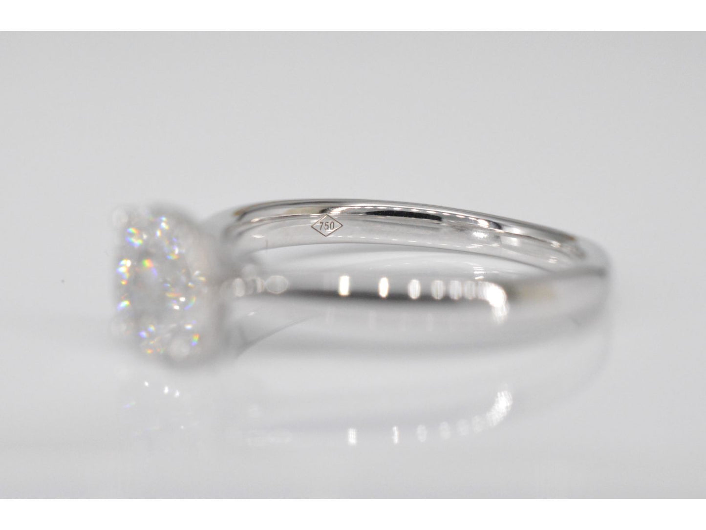 White gold ring with 0.50 carat diamond