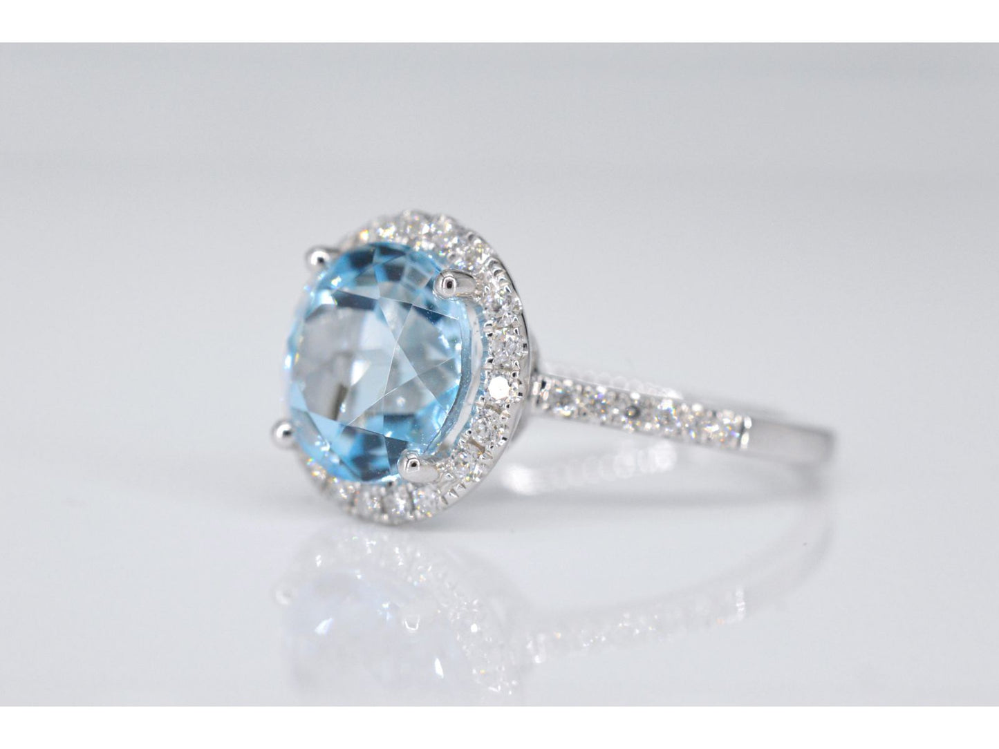 Witgouden entourage ring met een natuurlijke geslepen topaas