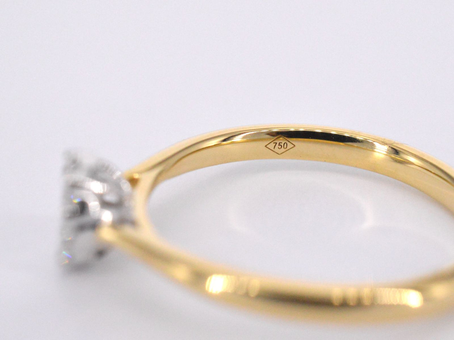 Gold ring with 0.35 carat diamond