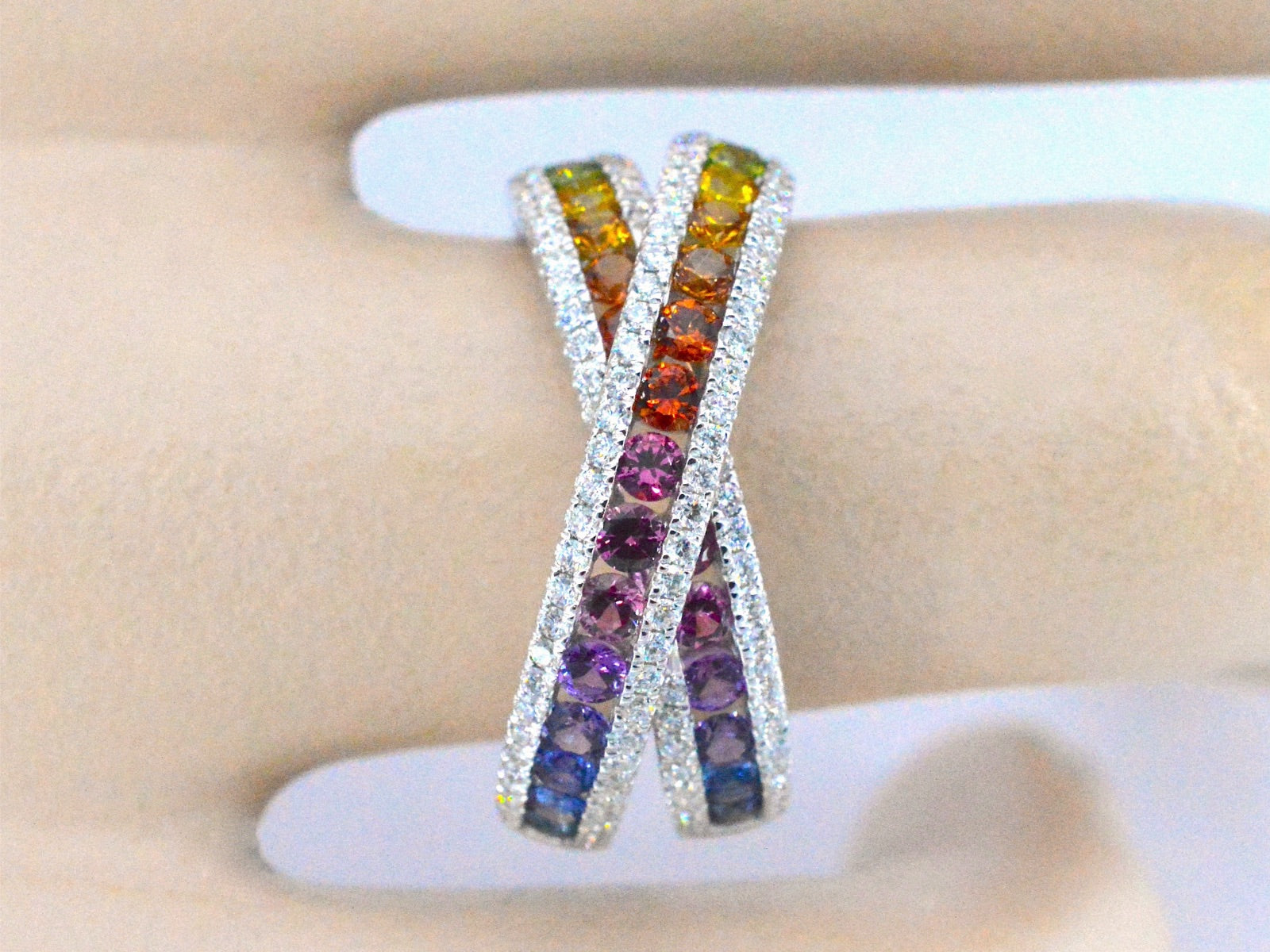 Witgouden ring met diamanten en multicolour saffieren