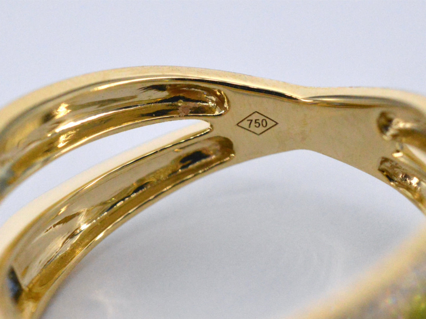 Gold ring with diamonds and multicoloured sapphires