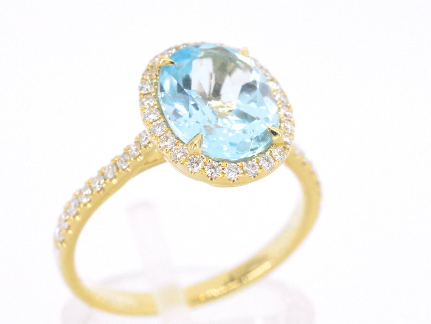 Gouden entourage ring met ovaal geslepen topaas