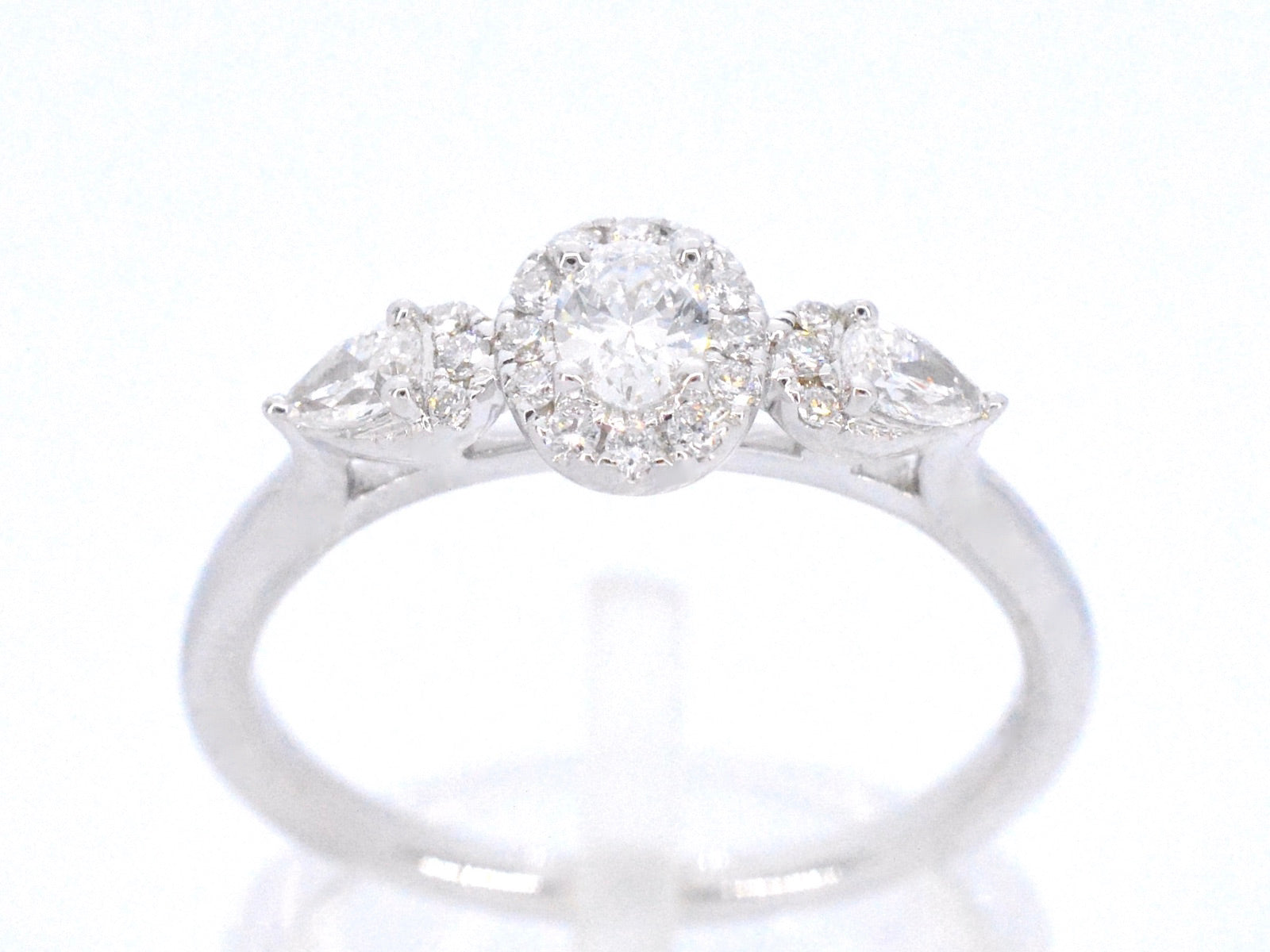 Witgouden ring met diamanten en een oval cut diamant