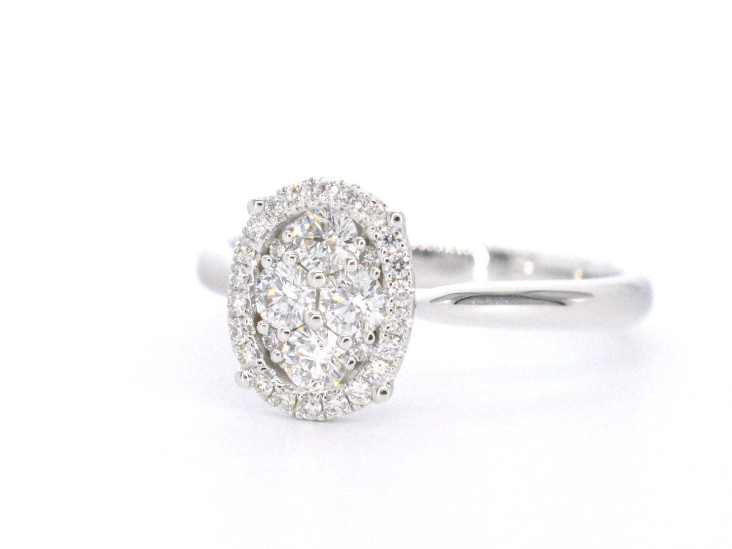 Witgouden ring met diamanten in ovaal vorm