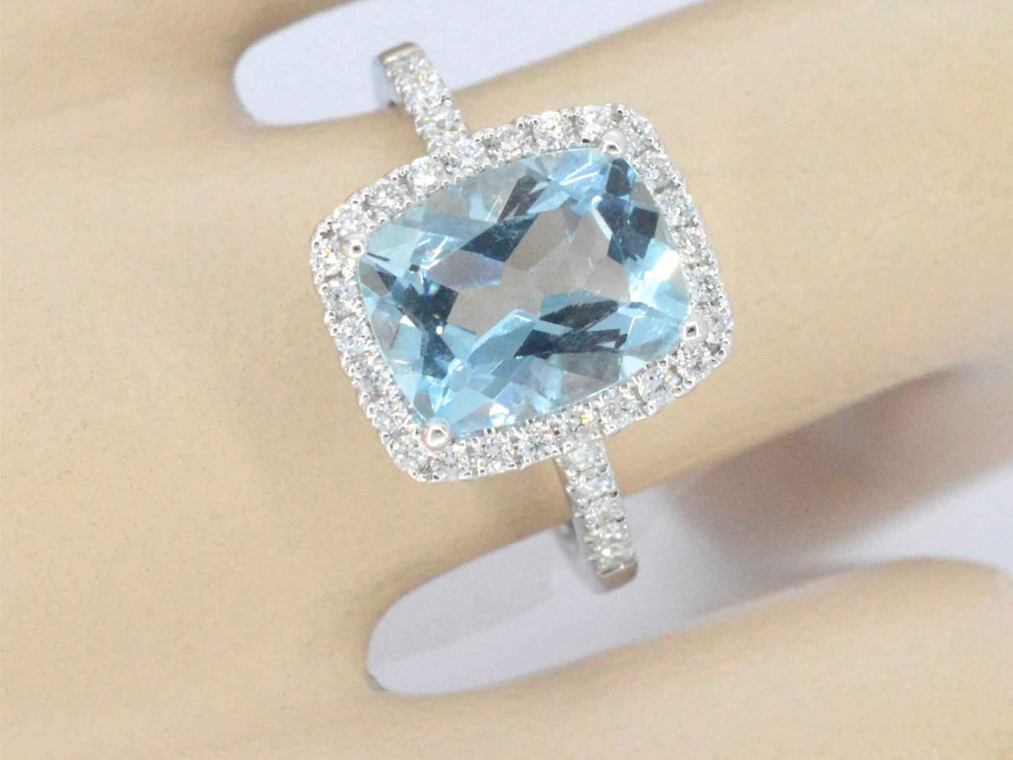 Witgouden entourage ring met een bijzondere aquamarijn