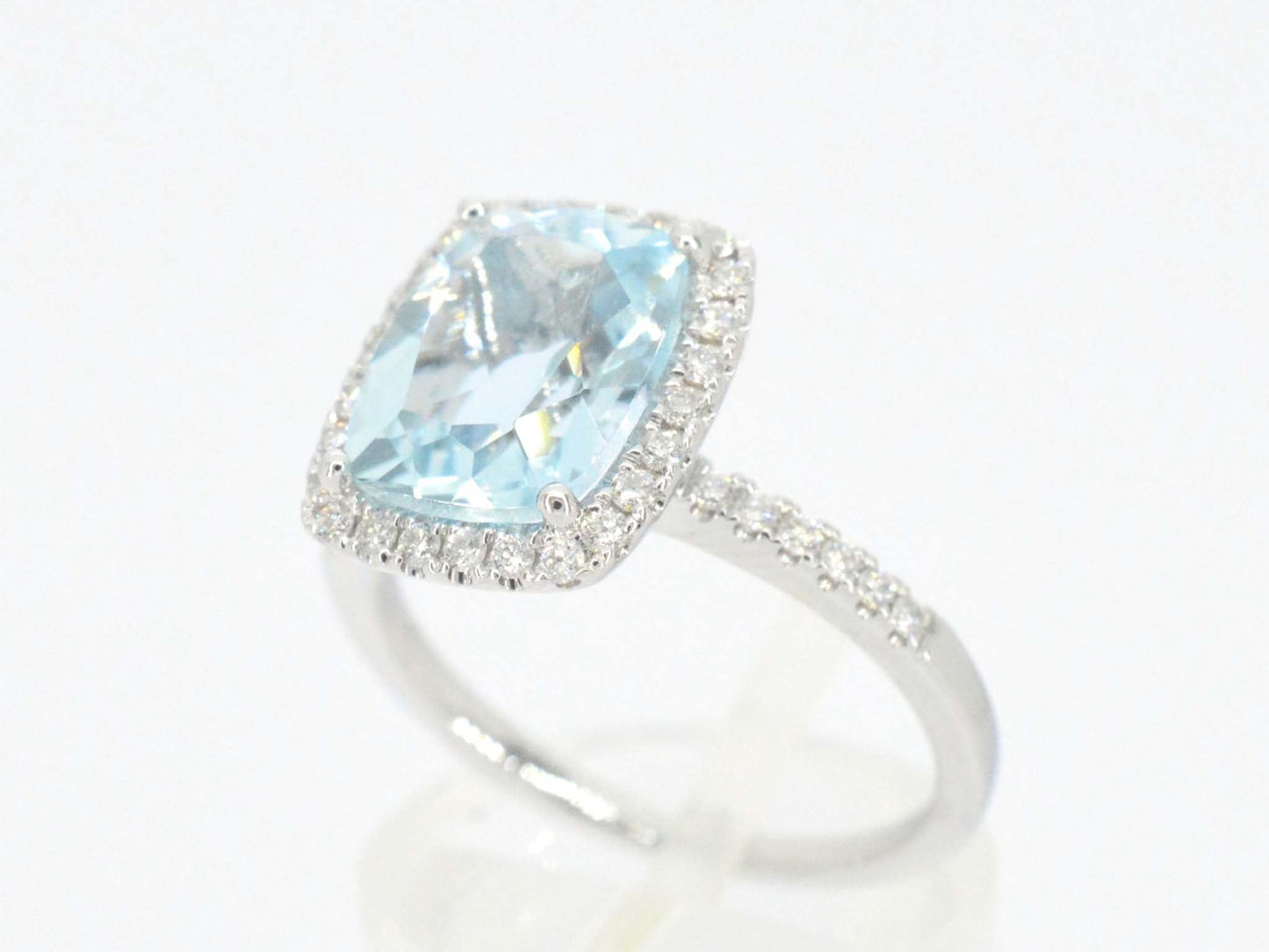 Witgouden entourage ring met een bijzondere aquamarijn