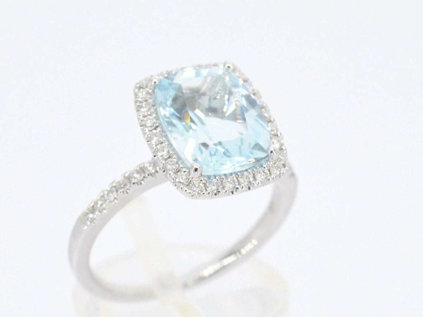 Witgouden entourage ring met een bijzondere aquamarijn
