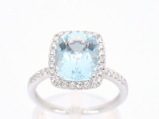 Witgouden entourage ring met een bijzondere aquamarijn