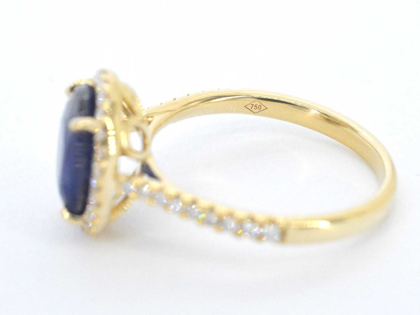 Gouden entourage ring met diamanten en saffier