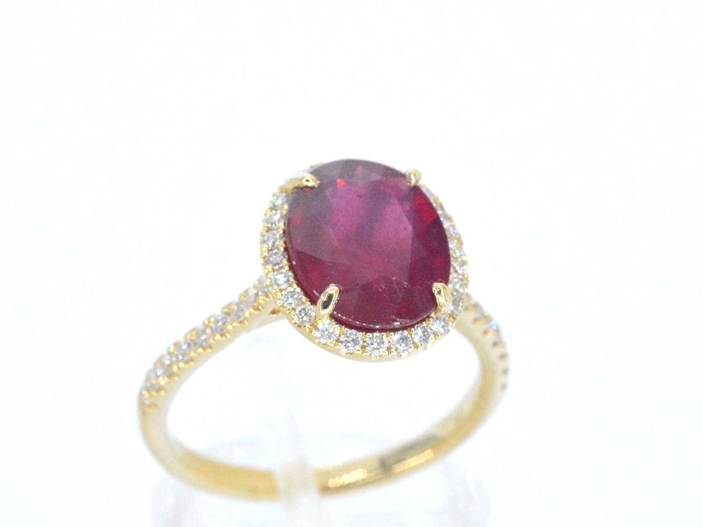 Gouden entourage ring met diamanten en robijn